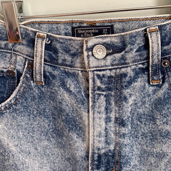 Abercrombie & Fitch High Rise Mom Jeans Acid Wash - Picture 5 of 9
